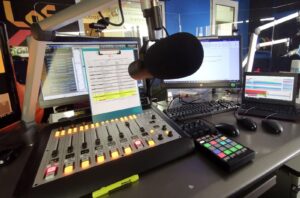 cabina-de-radio-profesional Día Mundial de la Radio: voz viva en Dominicana - RDE Digital