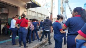 Garrido: empleados esperan mientras bomberos sofocan incendio - RDE Digital