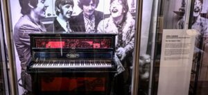 Piano-Lennon -Beatles Piano de John Lennon alcanza cifra récord en subasta en NY - RDE Digital